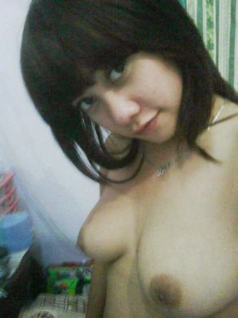 wanita telanjang