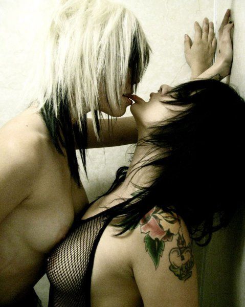 cute emo lesbian girls kissing