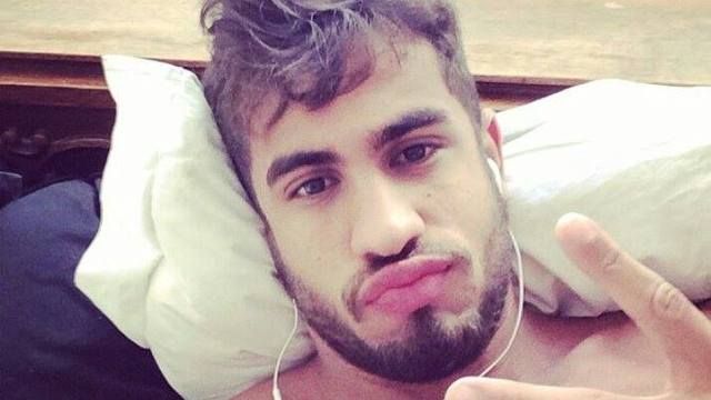 arab topless selfie