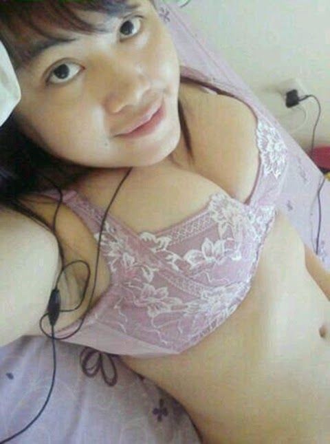 gambar perempuan kelihatan susu