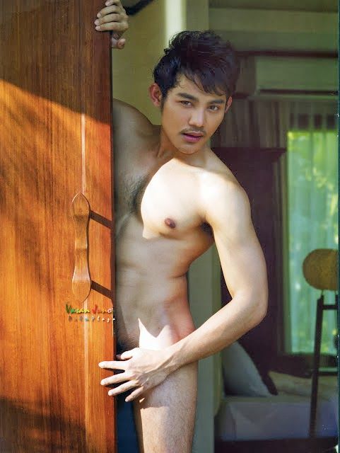 polisi bugil ganteng
