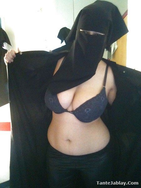 bokong semok montok jilbab pns