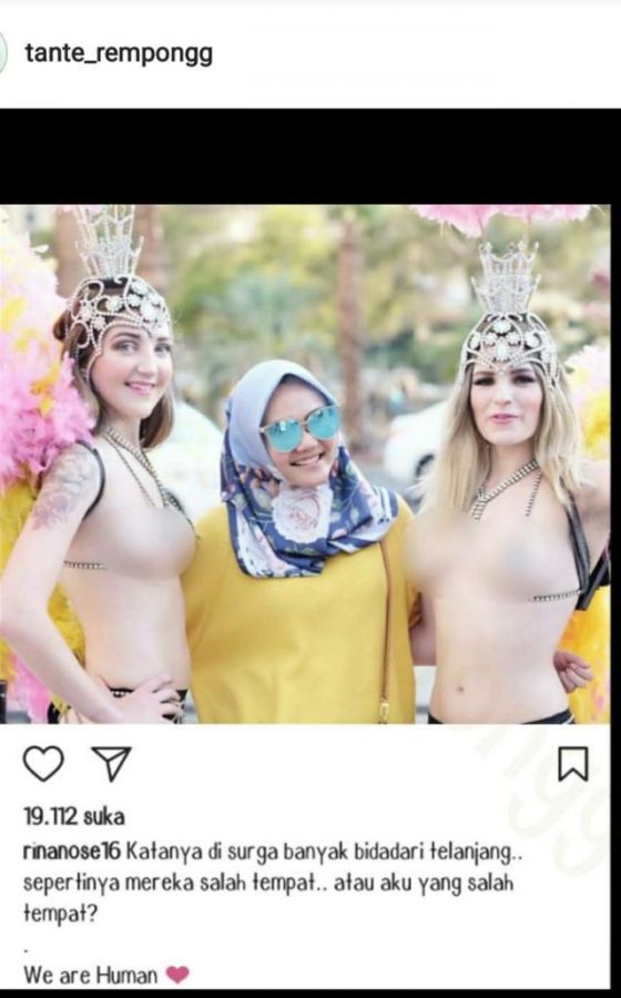 rina nose memakai hijab
