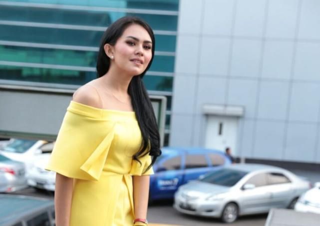kartika putri ganti baju