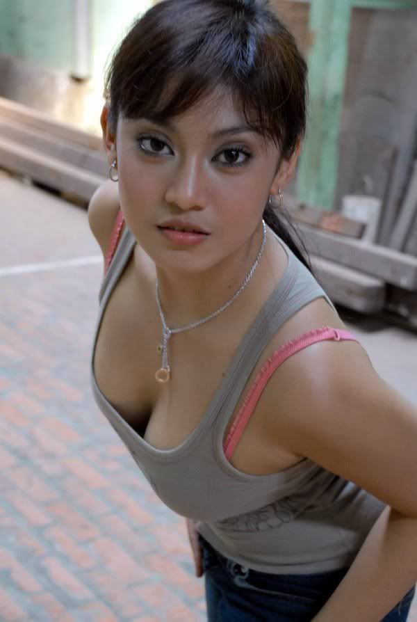 foto dewi persik kemben melorot
