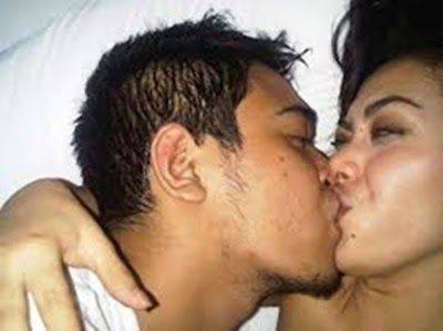 syahrini buka baju
