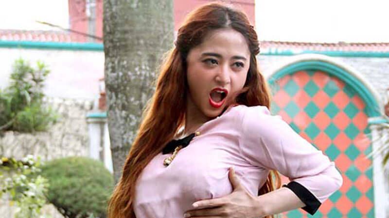 dewi persik ciuman
