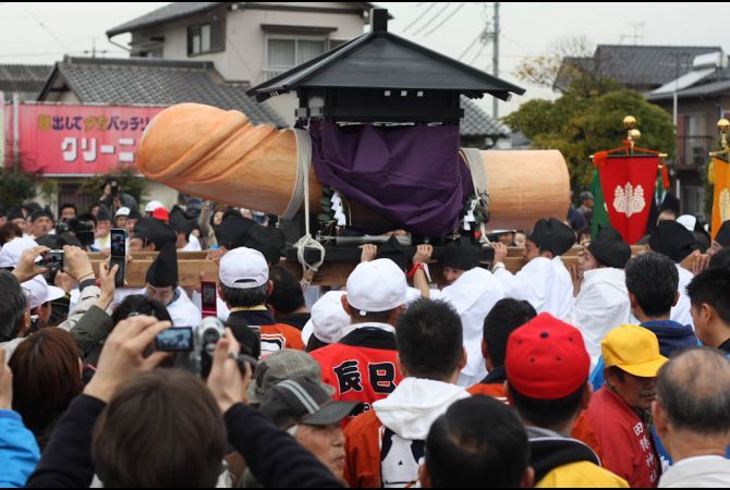 public penis festival