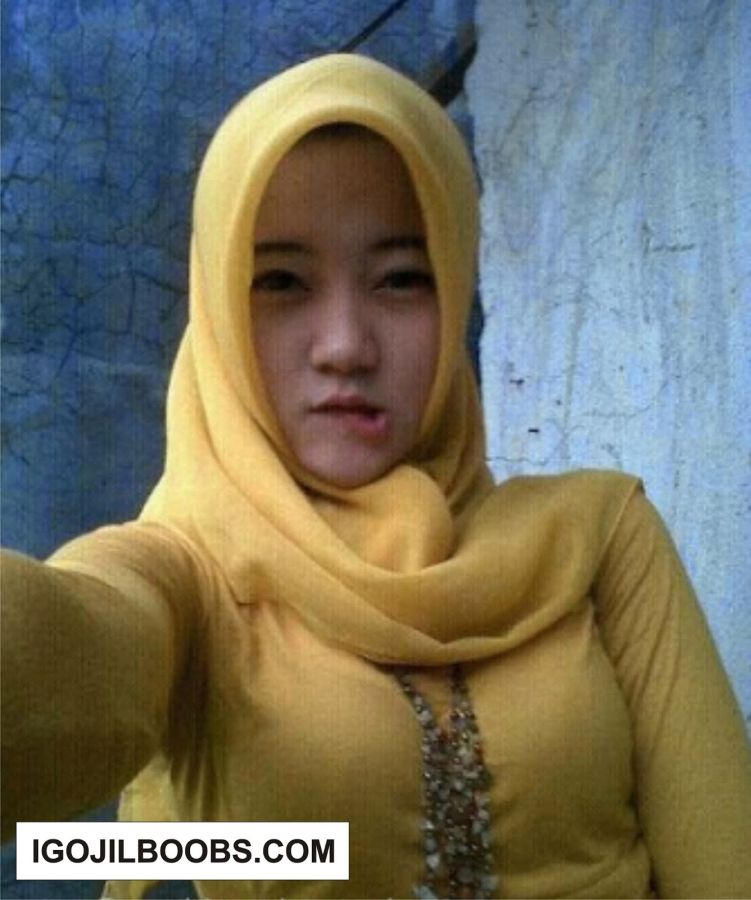 sambil remas toket cewek ngentot