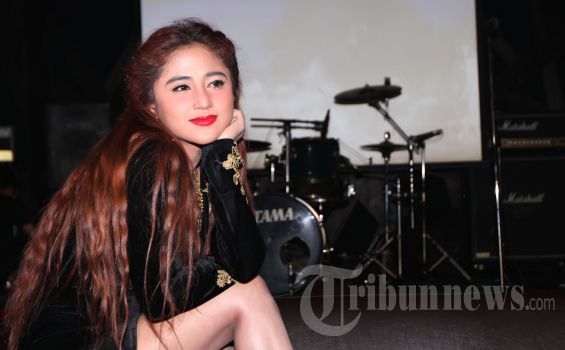 wanita tanpa busana