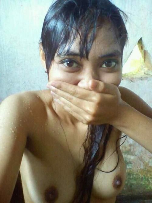 ngintip pembantu mandi