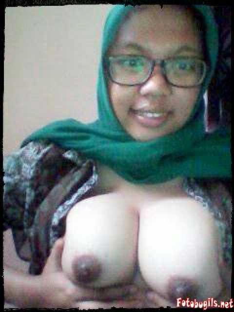 cewek melayu di semak main