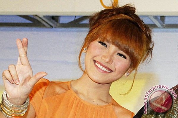 aura kasih bugil