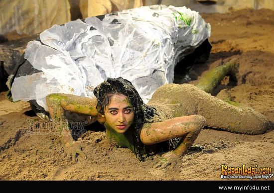 foto dewi persik kemben melorot