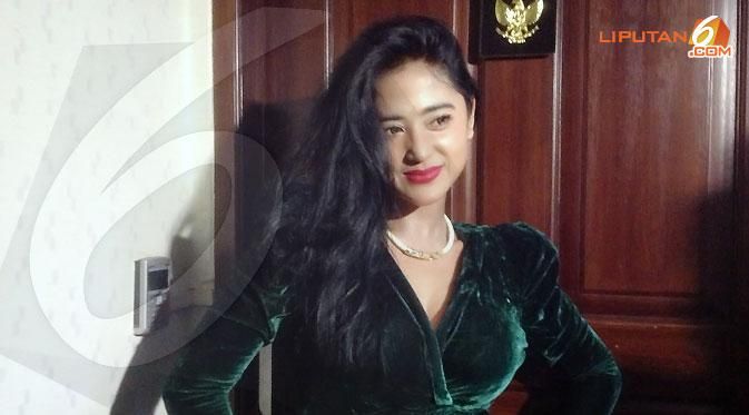 dewi persik ganti baju