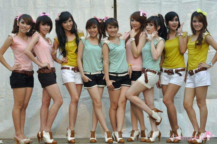 aura kasih telanjang tanpa busana