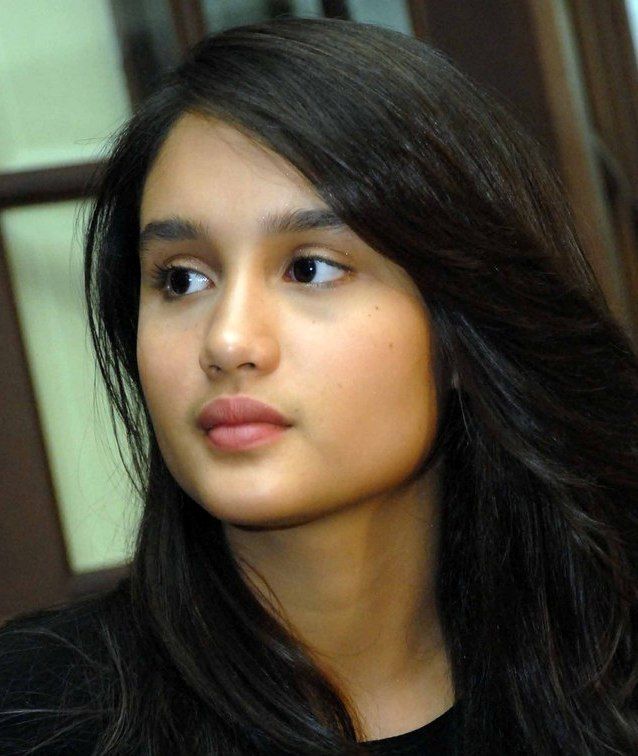 aura kasih bugil