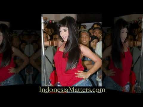 dewi persik ganti baju