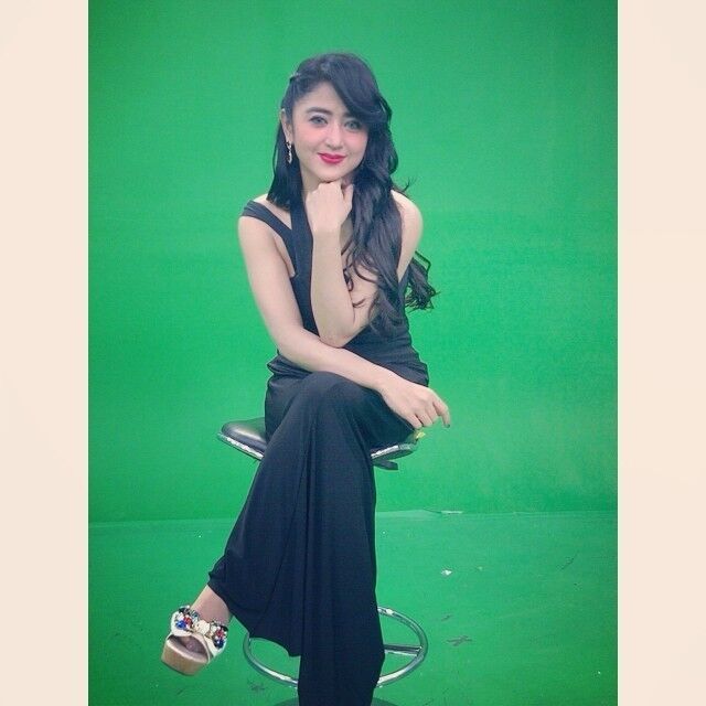 dewi persik mandi