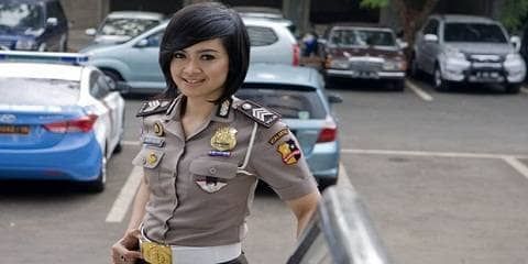 buka baju gambar polwan