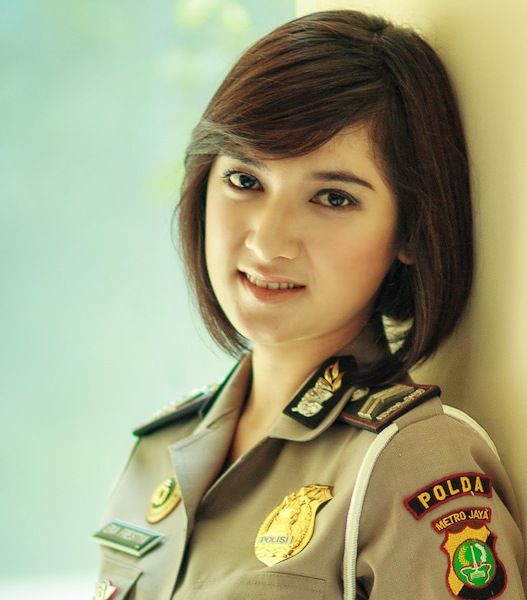 gambar lukisan polwan cantik