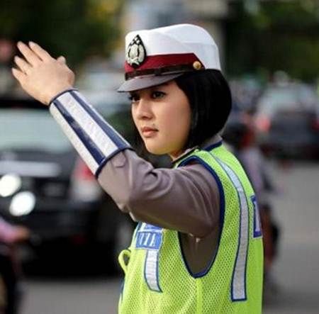 gambar lukisan polwan