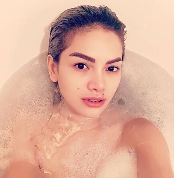 foto dewi sandra tanpa busana
