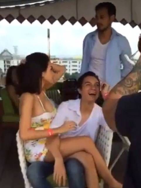 belahan memek cewek bugil