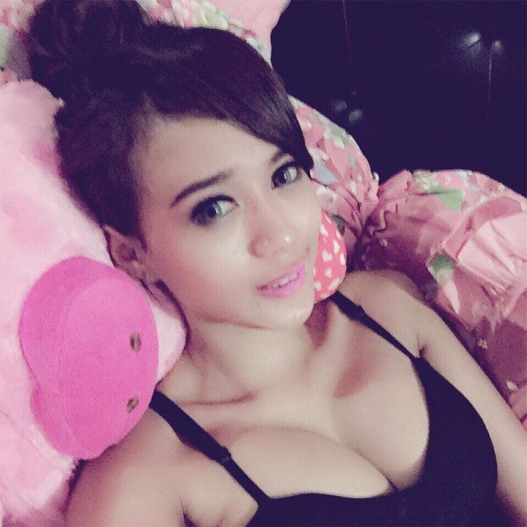 wanita tanpa busana