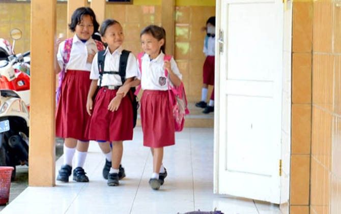 gambar kartun guru sedang mengajar