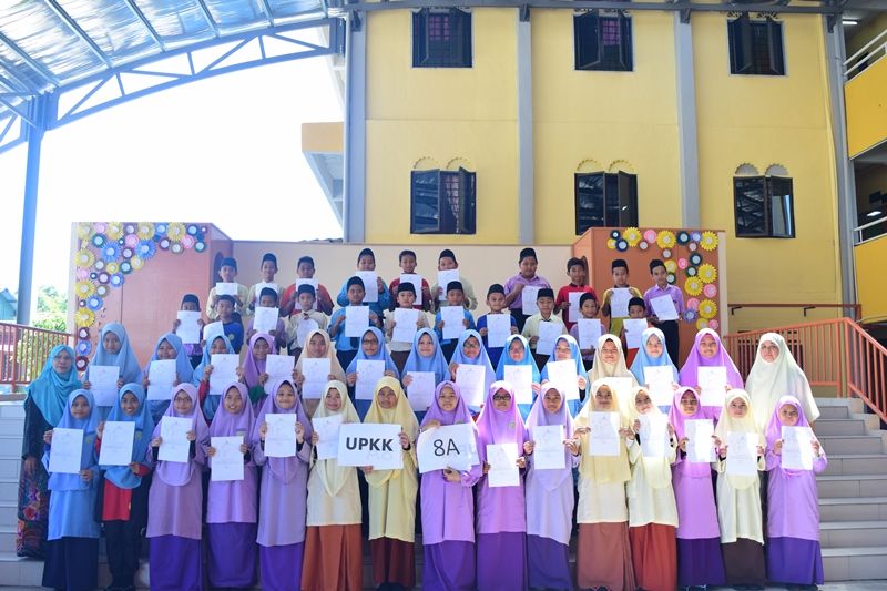 guru mengajar di kelas