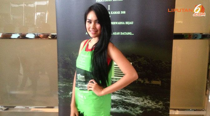 kartika putri di pegang payudara
