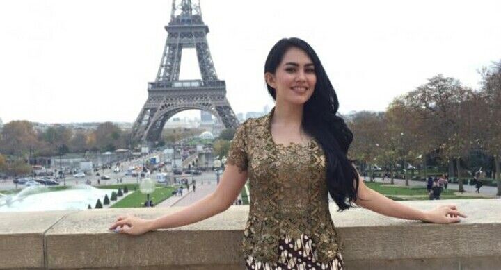 kartika putri di pegang payudara