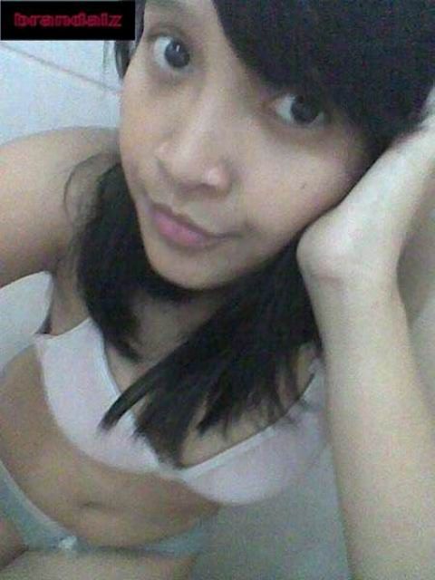 gadis bugil