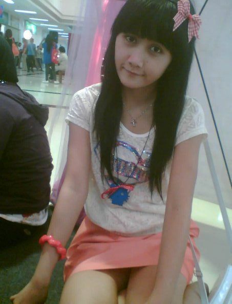 cewek cantik bugil ngangkang