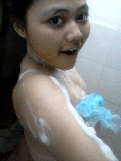 ngintip cewek lagi mandi di sungai