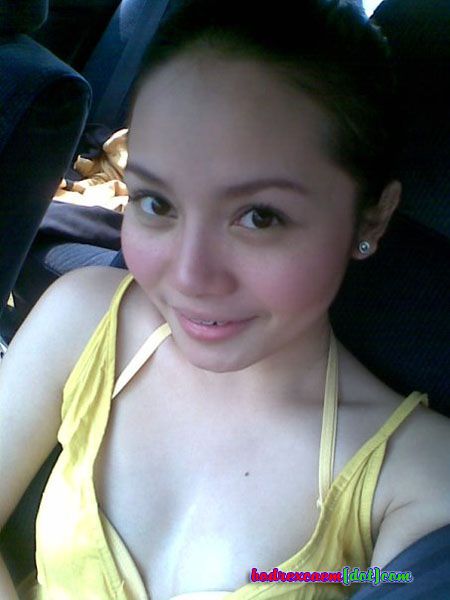 aura kasih hot pose