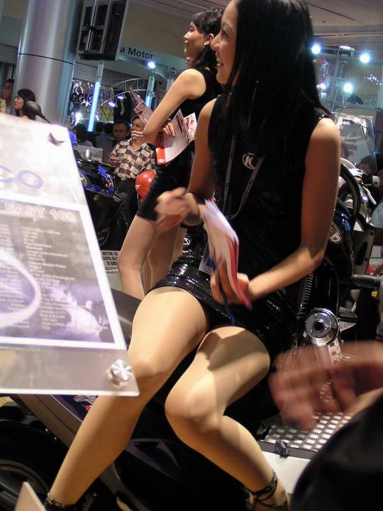 ngintip cewek pipis