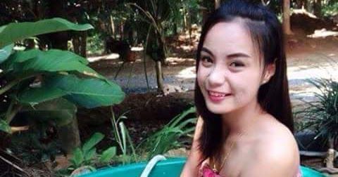 foto orang menghisap payudara