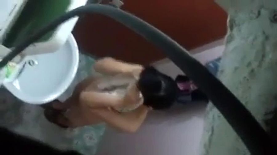 ngintip orang mandi