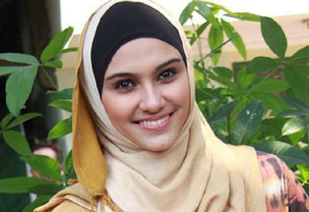 foto wanita berhijab ukuran besar