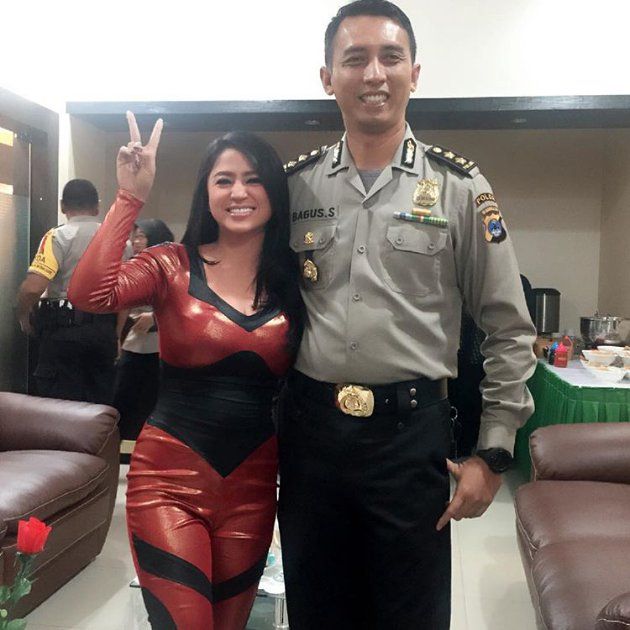 dewi persik ganti baju