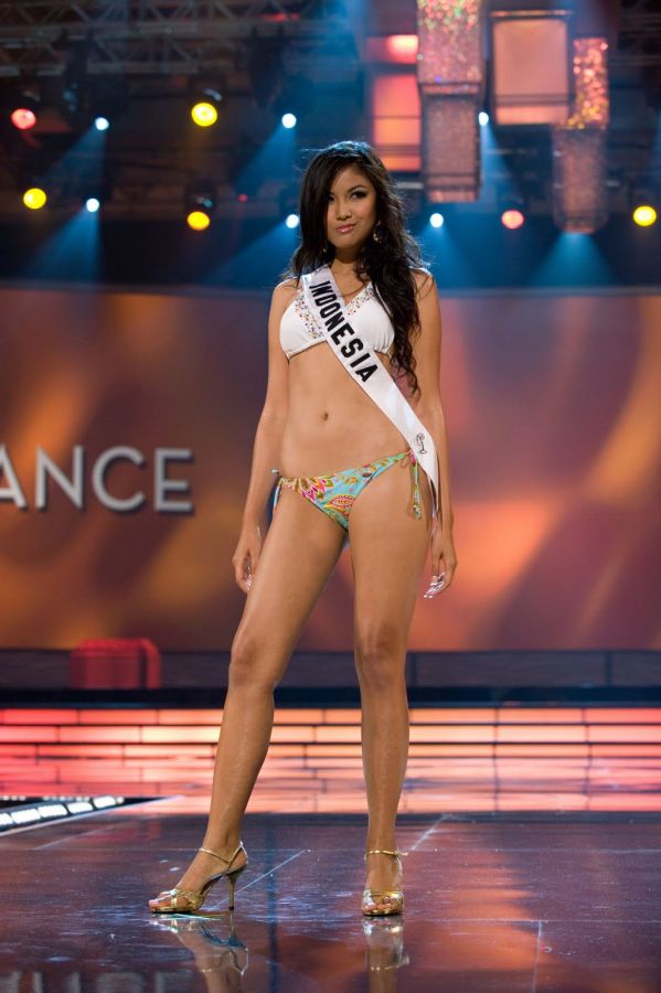 miss indonesia elvira devinamira