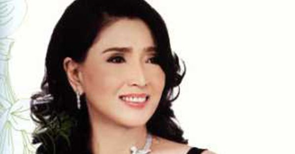 elvira devinamira costume