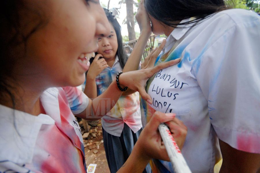 foto orang ciuman