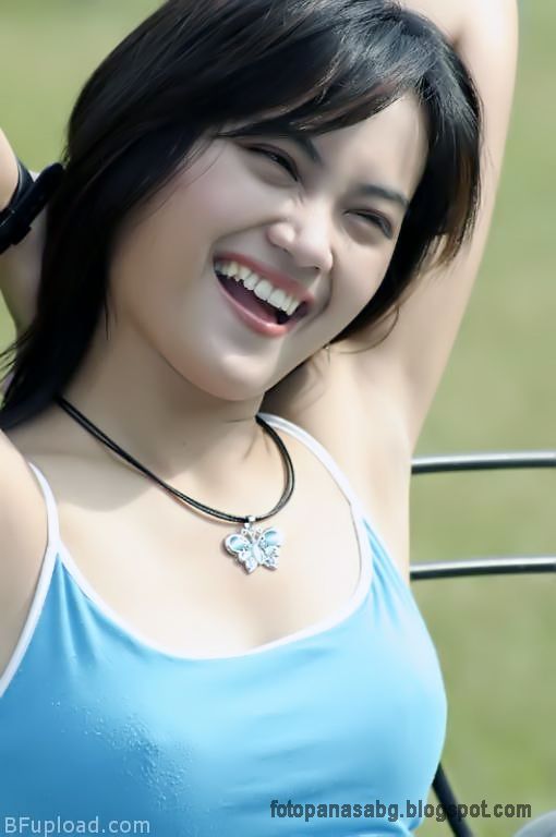 cewek bugil pamer memek basah