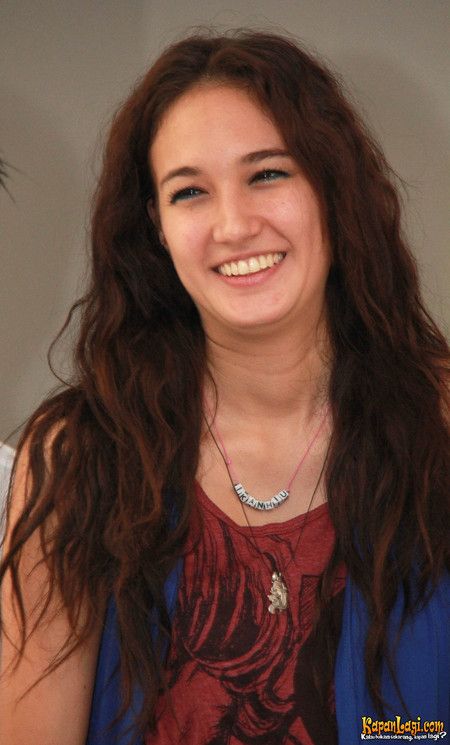 julia estelle bugil