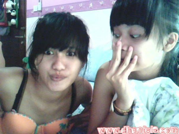 gadis bugil