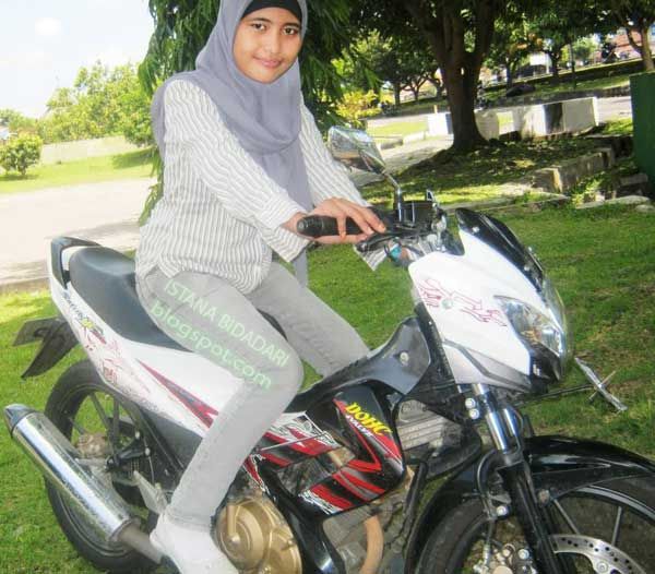 cela na ketat memek tercetak
