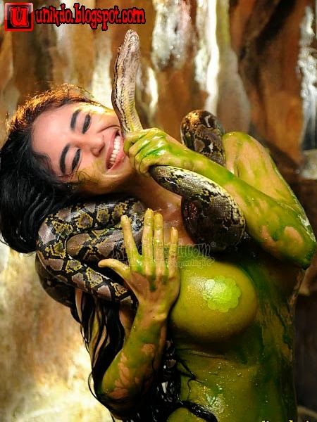 foto artis sedang